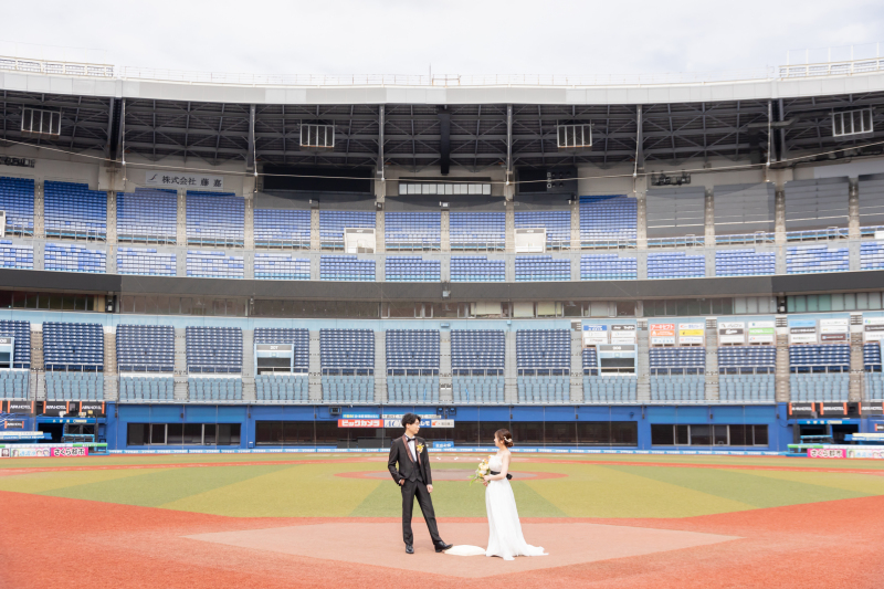 ダイナミックなスタジアムで誓う愛の全景カット