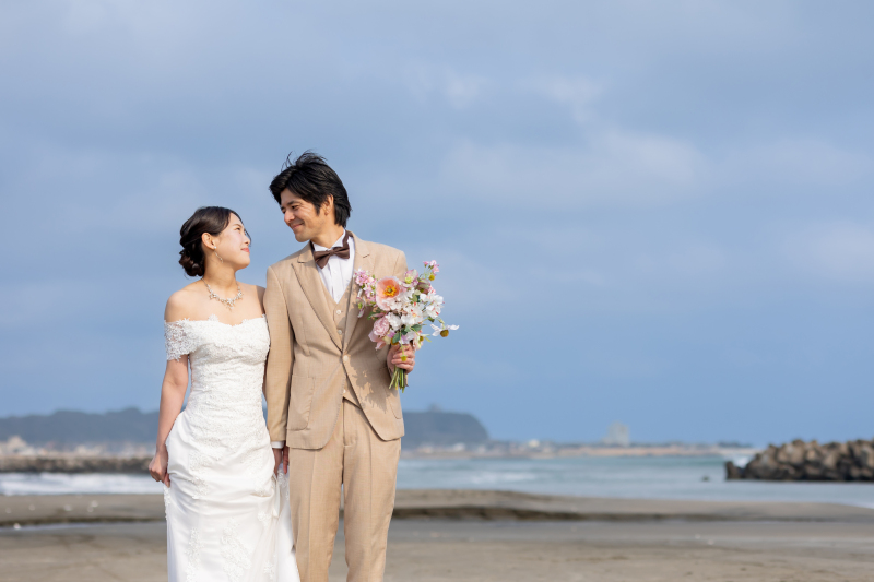 波打ち際で見つめ合う2人