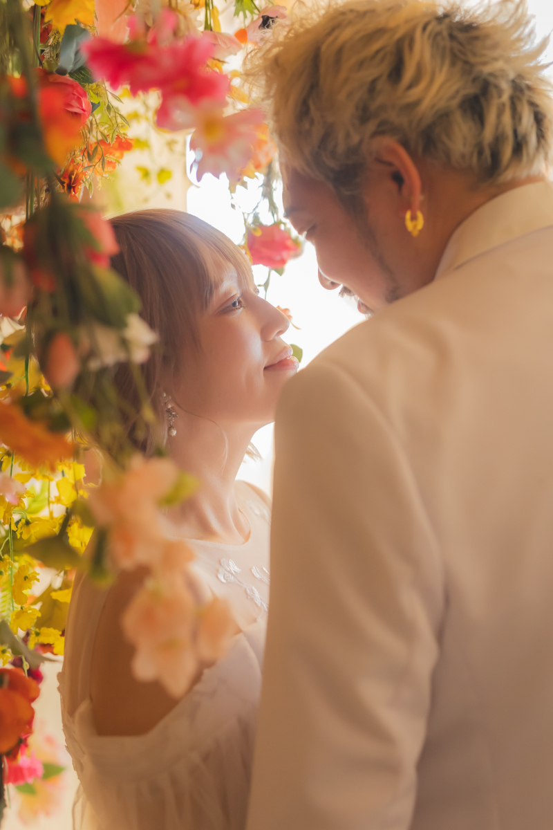 花々に彩られた甘くロマンチックな密着ショット