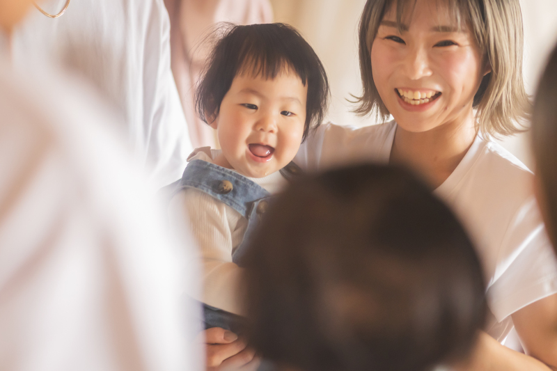 家族の愛に包まれたお子様の笑顔ショット