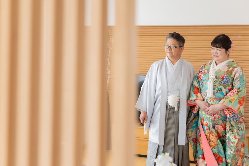 格子越しに佇む温もりあふれる和装姿