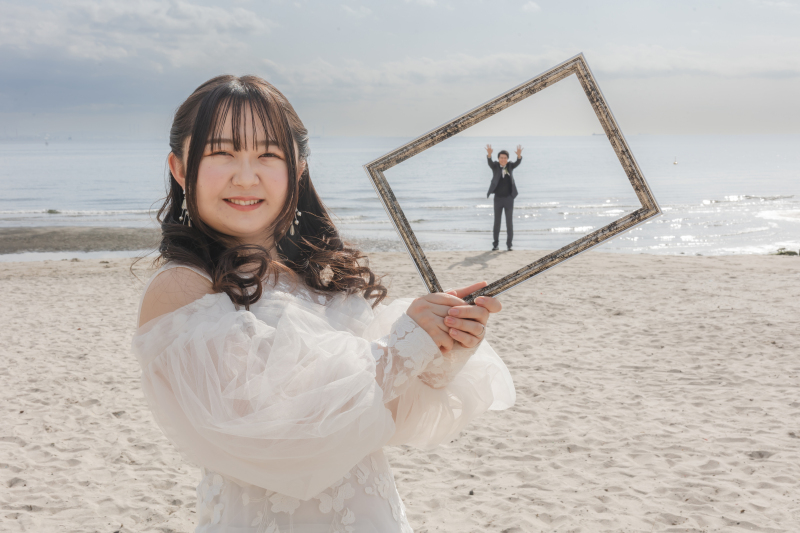フレームの中に飛び込んだ、遊び心溢れる新郎。