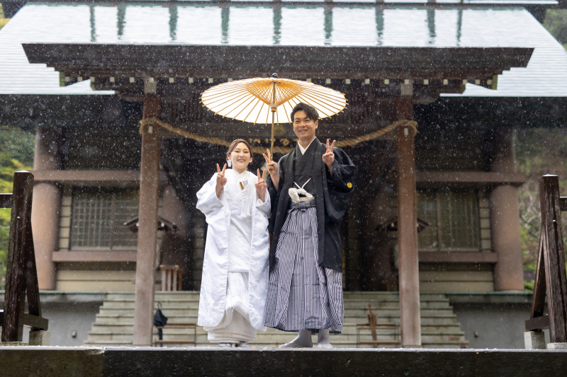 雨の日も笑顔で楽しむ神社フォトウェディング
