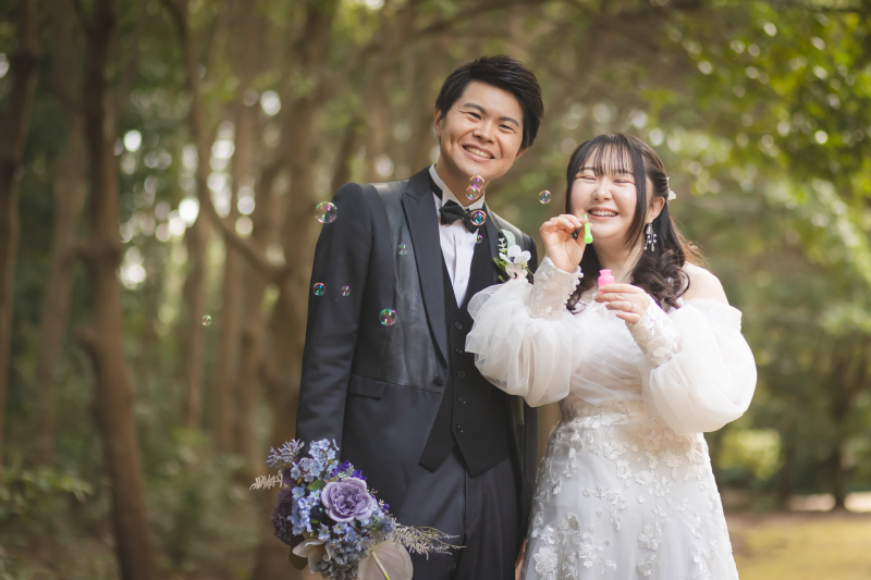 シャボン玉舞う森で、弾けるふたりの笑顔。