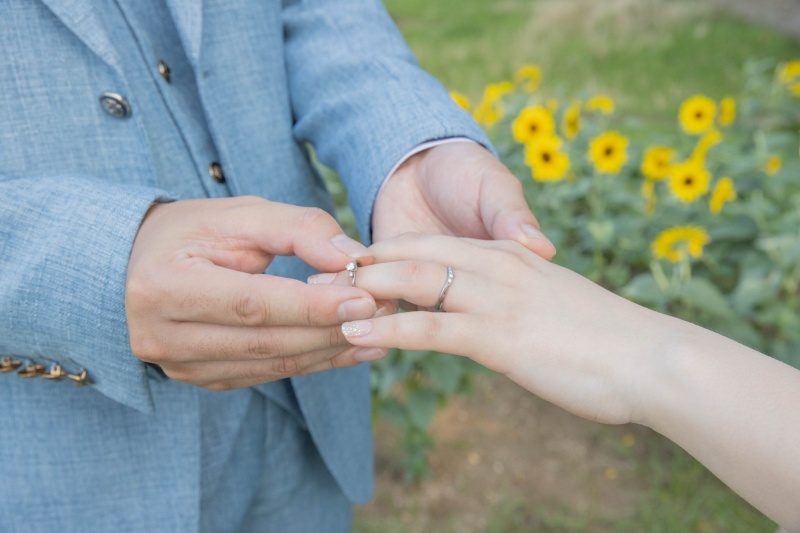 おふたり手を取り合って