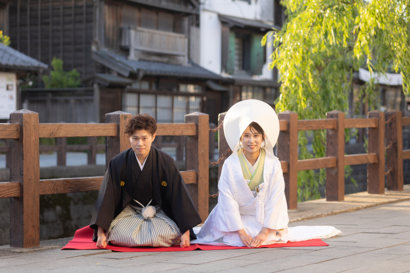 風情ある街並みで、正睦の美しい正座姿