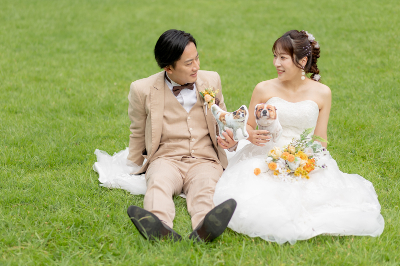 大切なペットグッズと残す笑顔の芝生フォト