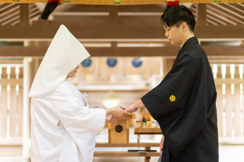 絆を深める神前式での指輪交換シーン