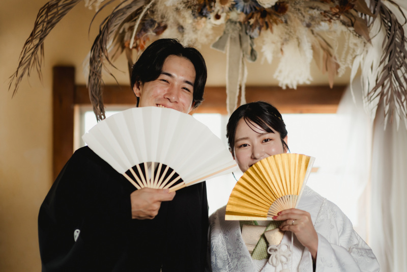 扇子から覗く笑顔、和装ではじける喜び