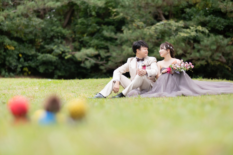 芝生の上で、見つめ合って