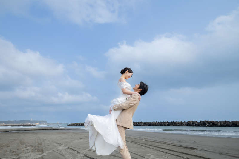 海辺で抱き上げられる幸せな瞬間