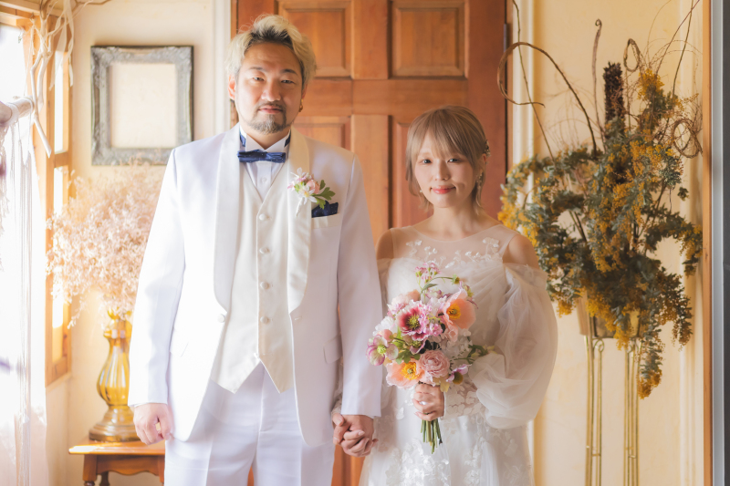 手をつなぎ佇むふたりのウエディングポートレート