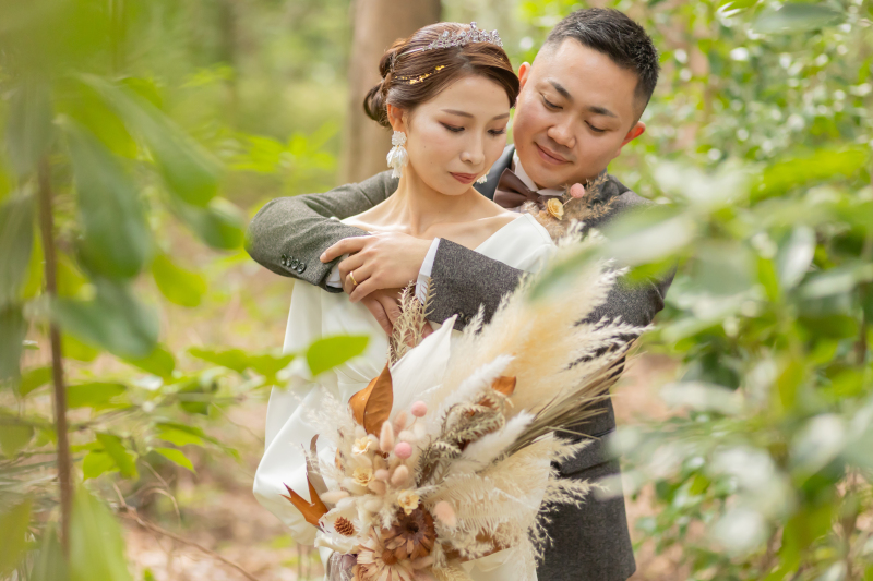 新婦を優しく包み込む幸せなハグカット