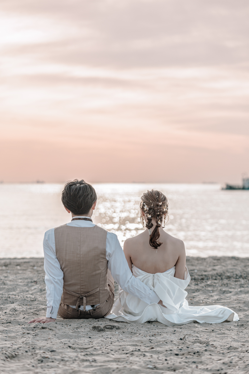 サーモンピンク色の空でフォトウェディング