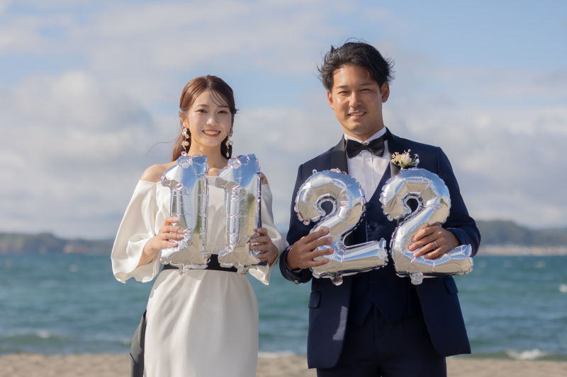 記念日バルーンを掲げる爽やかな海岸ショット