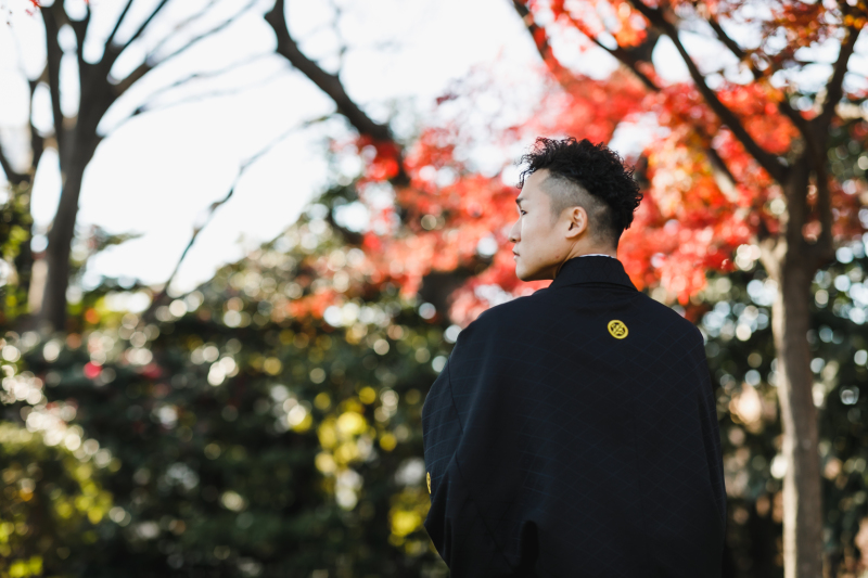 紅葉をバックにソロショットも