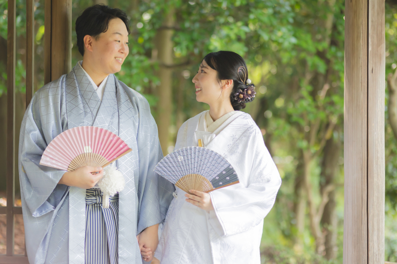 扇子を手に見つめ合う自然光和装フォト