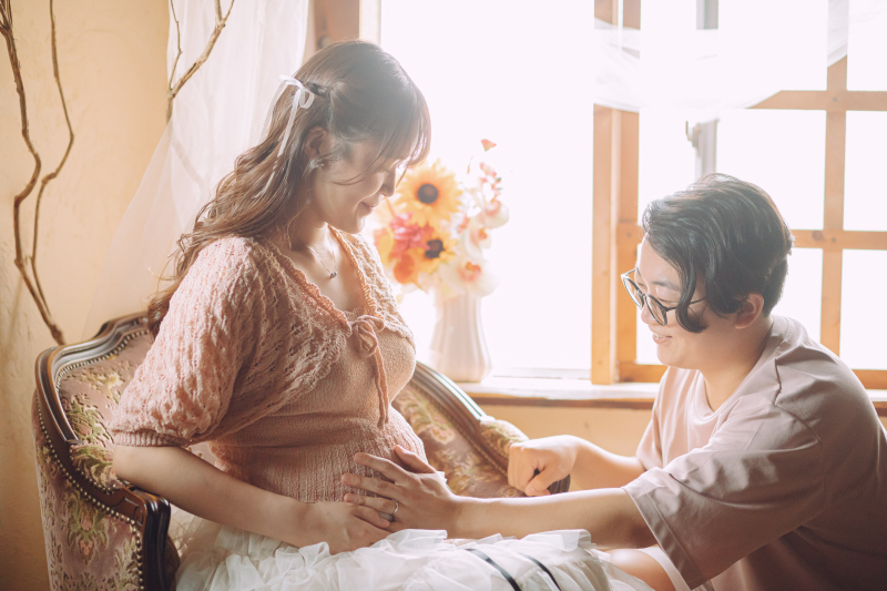 パパとママの手を