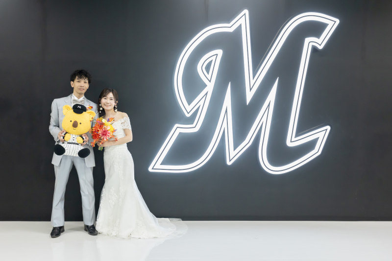 大きな球団ロゴが彩るモダンなインドアショット