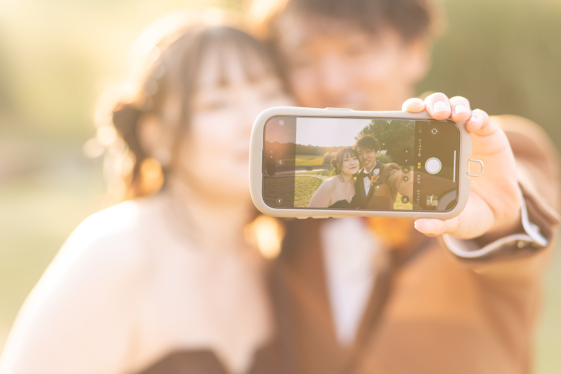 スマホの画面に、ふたりの笑顔