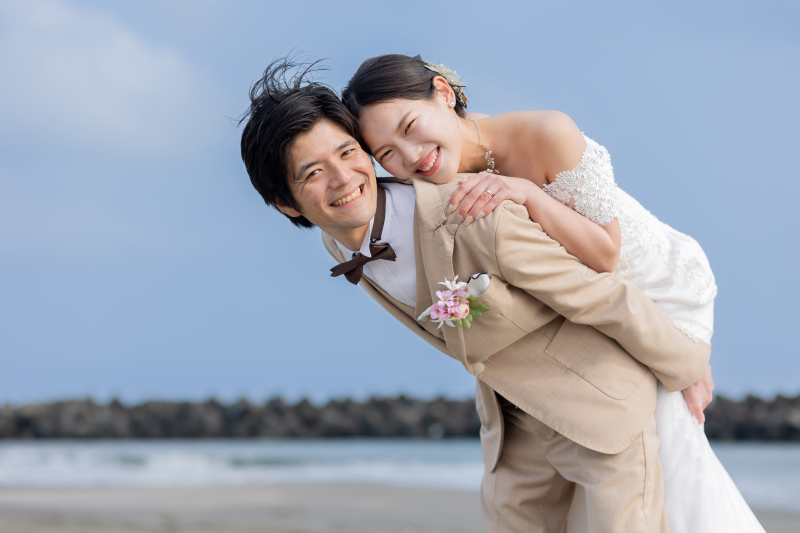 海辺でおんぶ!自然体な笑顔の1枚