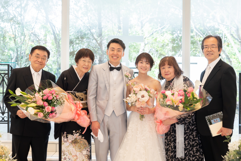 感謝の花束とともに囲む温かな家族の絆