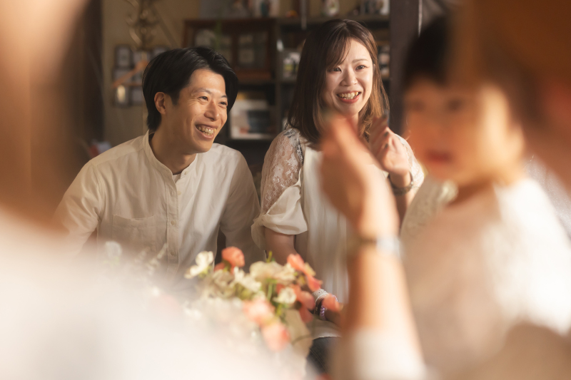 お子様を見守るパパママの優しい笑顔