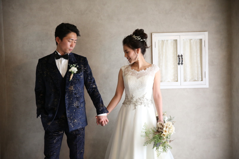 手を取り合って