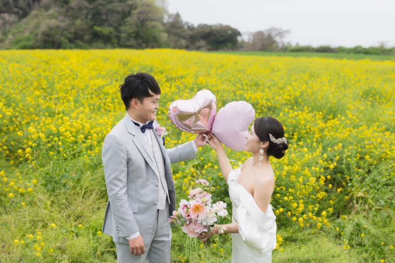 菜の花畑で叶えるキュートな洋装ロケーション