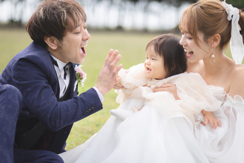 家族全員で自然な笑顔を