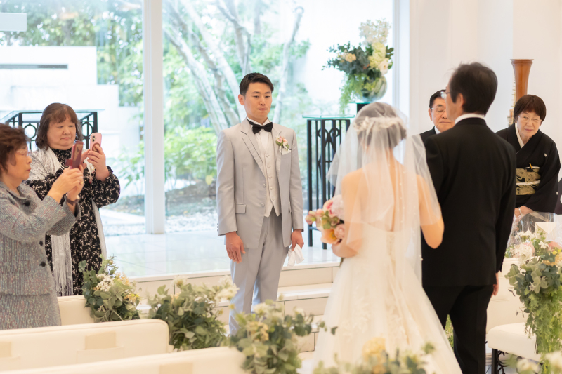 光あふれるチャペルで新婦様を待つ凛とした姿