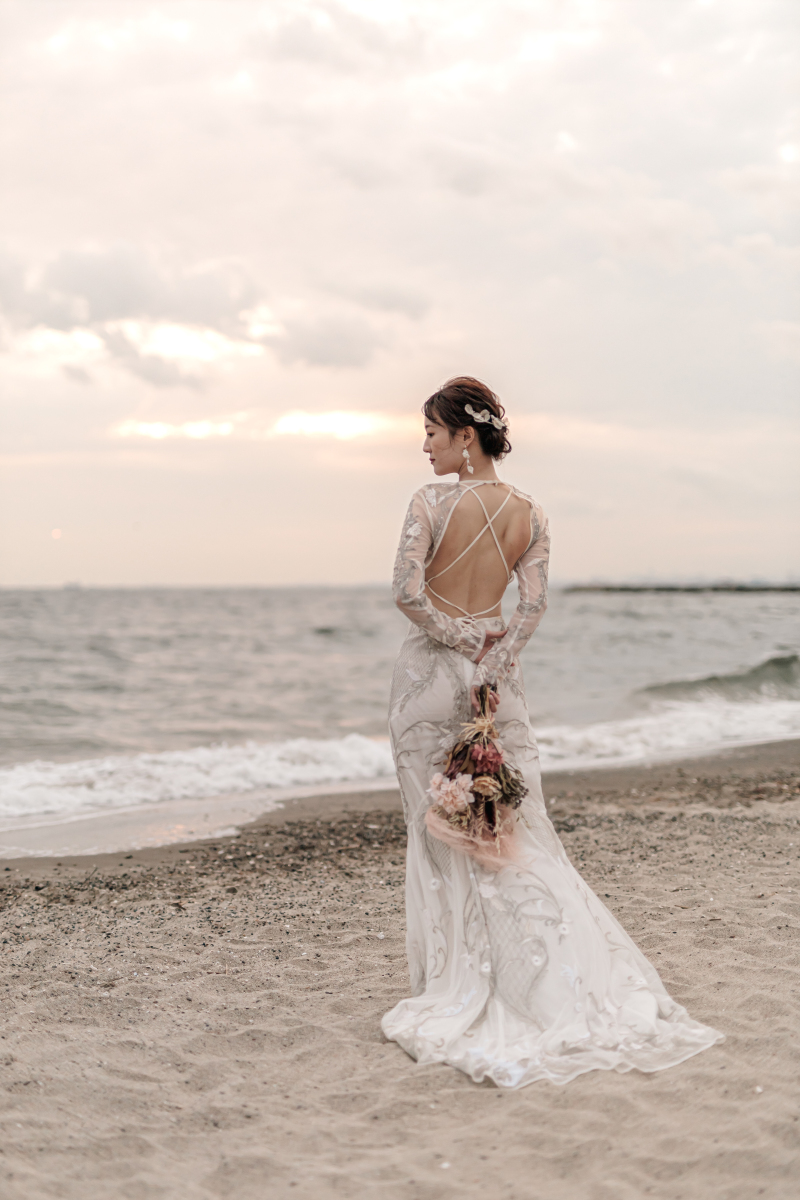 海をバックにソロショット