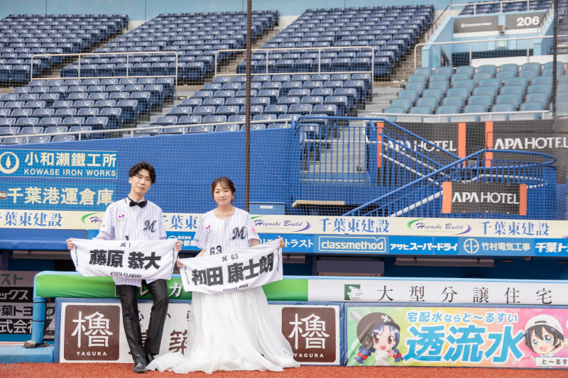 推しタオルを掲げるスタジアムウエディング