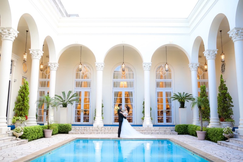 広いガーデンプール