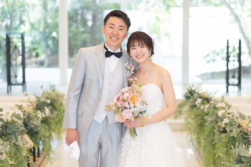 緑あふれるチャペルで微笑む至福のポートレート