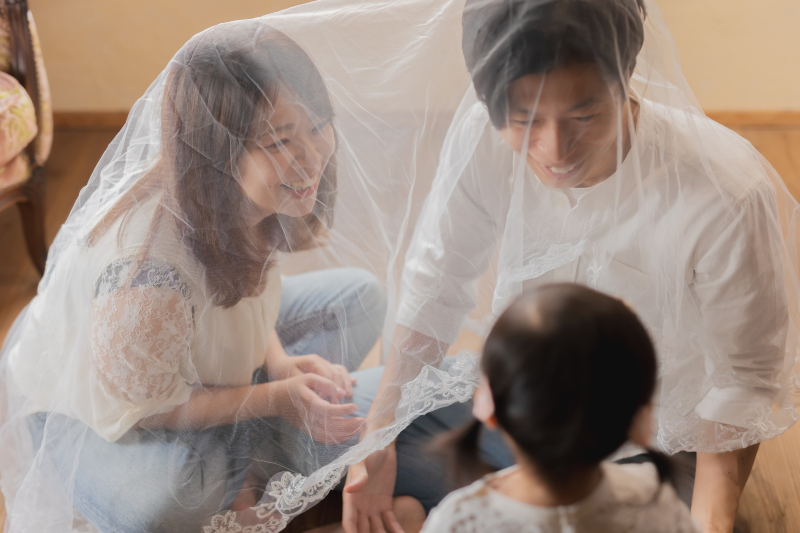 ベールの中で見つめ合う愛おしい時間