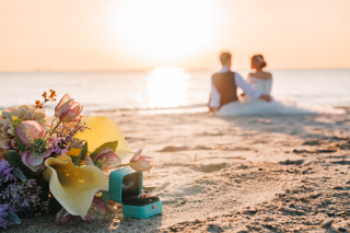 夕陽が照らす夫婦の証