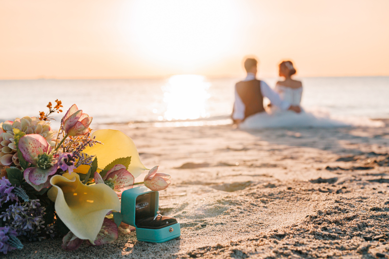 夕陽が照らす夫婦の証