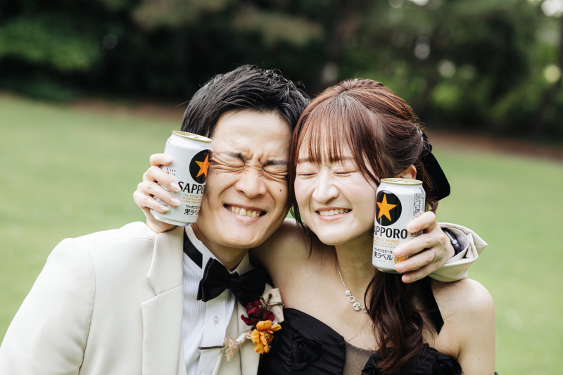 缶ビールを手にお互い肩を組むとびきりの笑顔