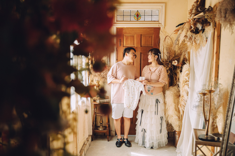 赤ちゃんアイテムを持って