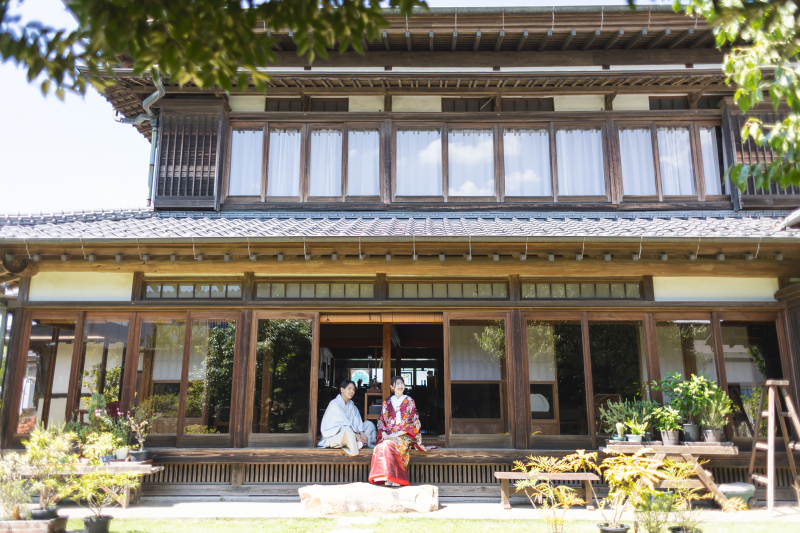 日本家屋の縁側で