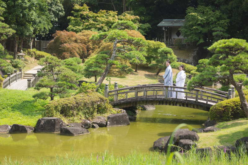 太鼓橋の上でたたずむ風情ある日本庭園フォト