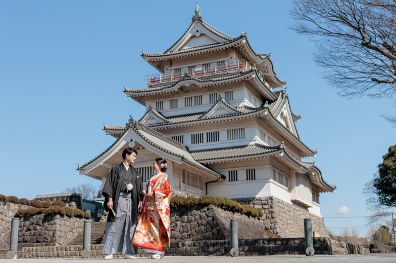歴史あるお城をバックに