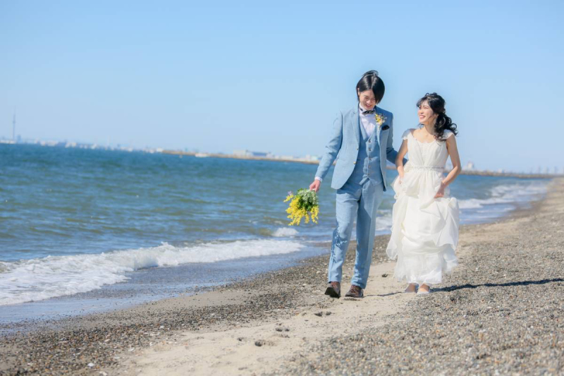 広い海で犬ちゃんと