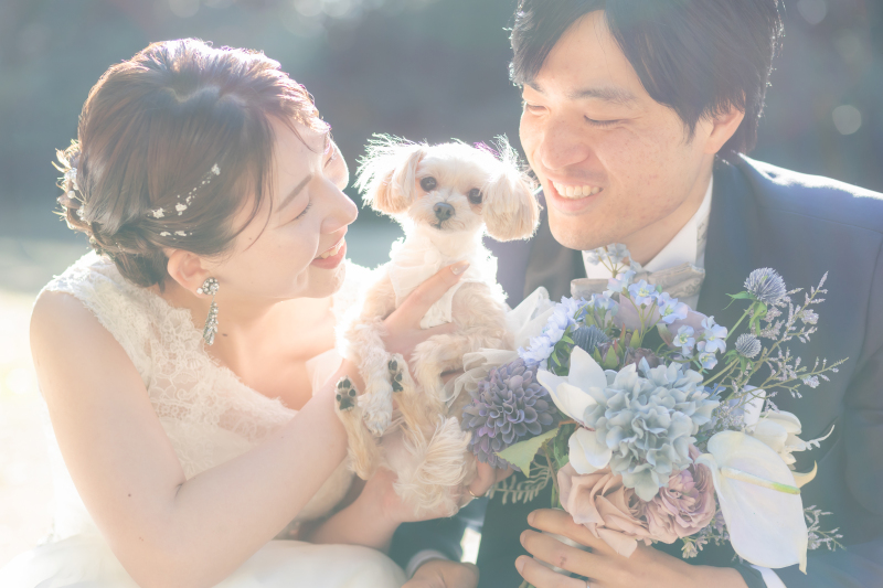 愛犬を囲むやさしい笑顔