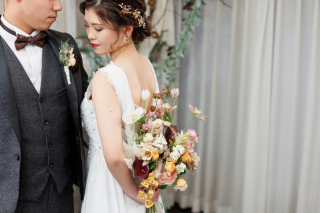 二人きりの洋装スタジオでナチュラルなお写真を