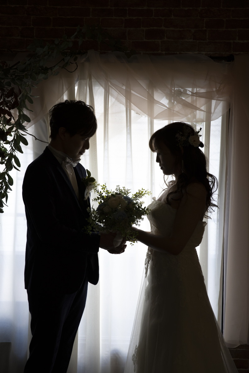 スタジオでシルエットショット