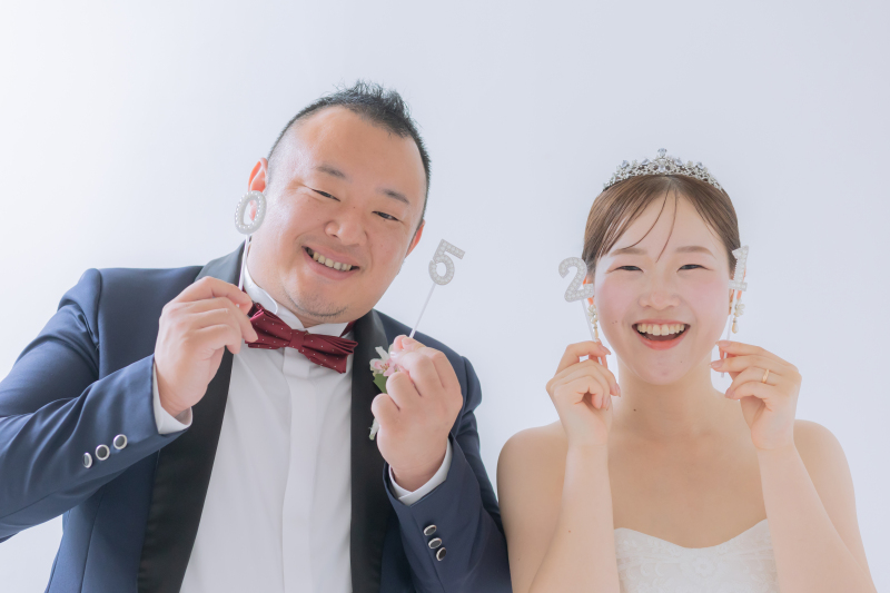 記念日のプロップスを手に弾ける笑顔の二人