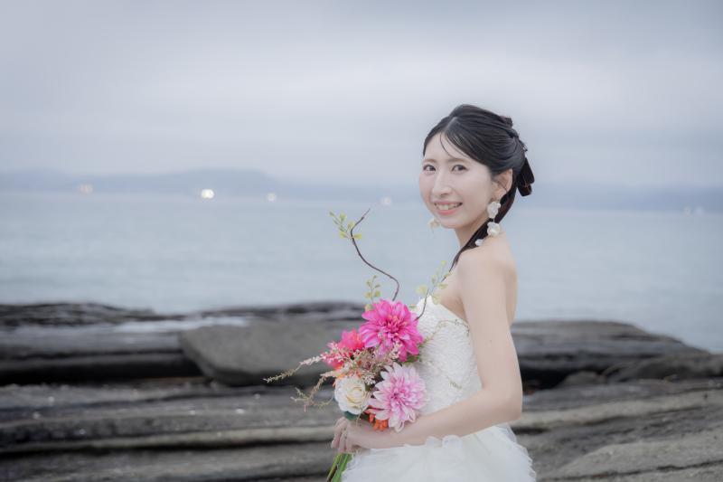 海辺に映える華やかブーケとドレスショット