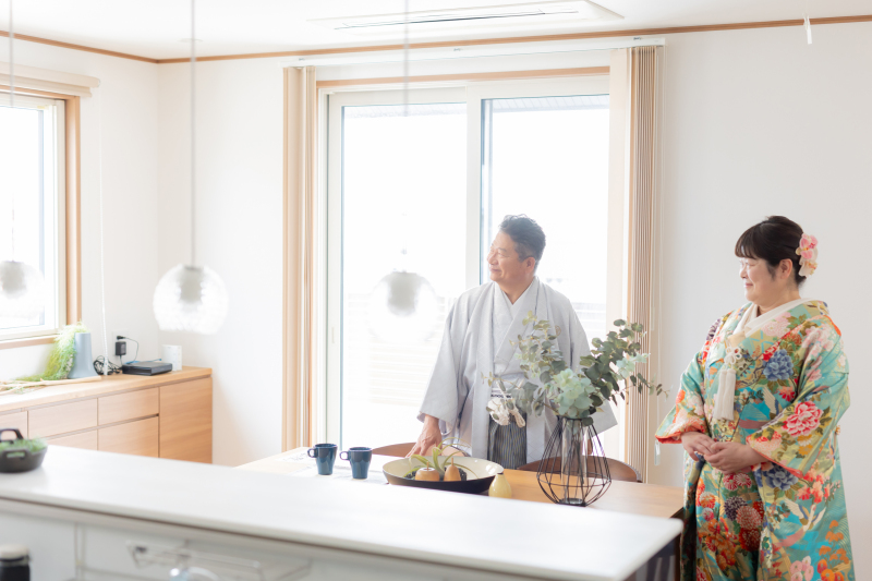 開放的なリビングで残すナチュラル和装フォト